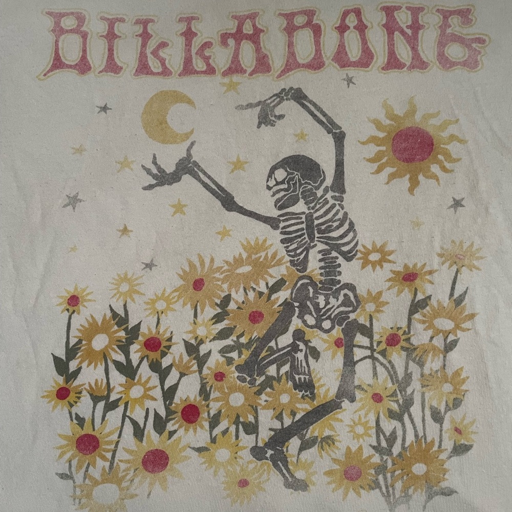 Oversized Billabong Teeshirt with skulls, daisies & sunflowers 💀🌻🌼